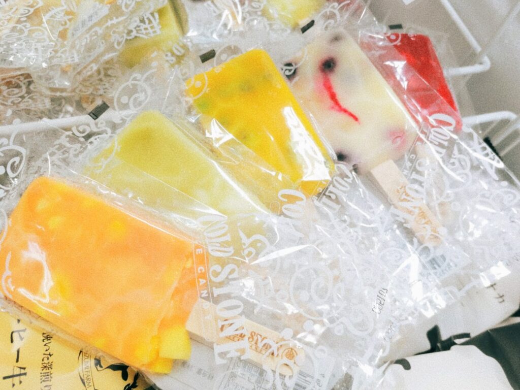 COLD STONEのアイスキャンディーが並んでいる様子です。左から、オレンジマンゴー、マスカットアンニンピーチ、マンゴーキウイ、パインベリー、アンニンベリーズです。