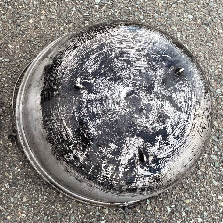 芋煮鍋返却の際の悪い状態例です。鍋の底に焦げ付きがあり、黒くくすんでいる状態です。